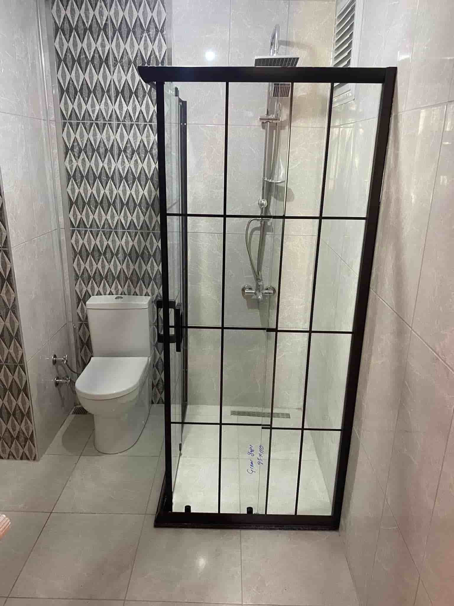 Klozetli siyah cerceveli dusakabin