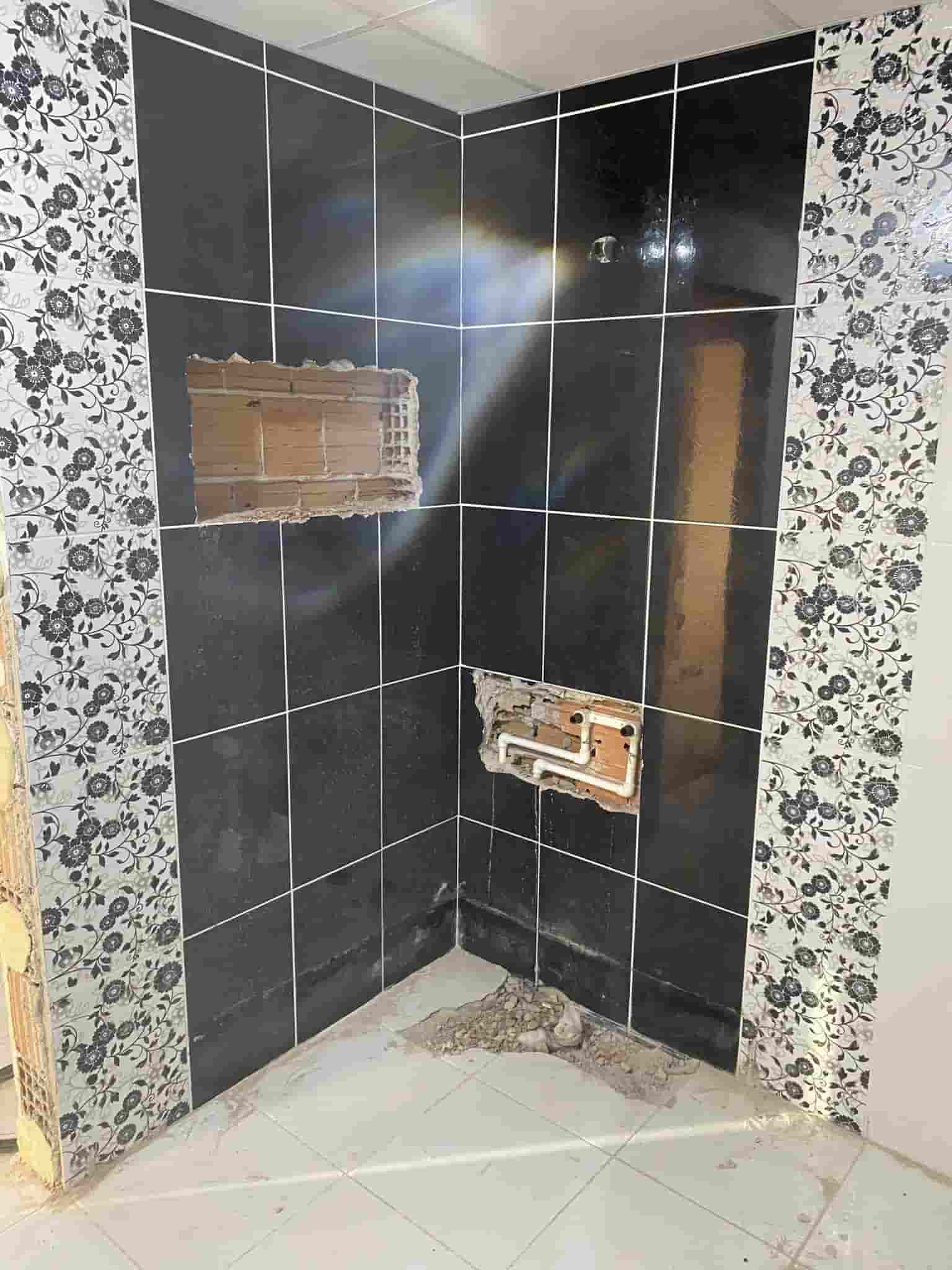 Koyu fayansli siyah dusakabin