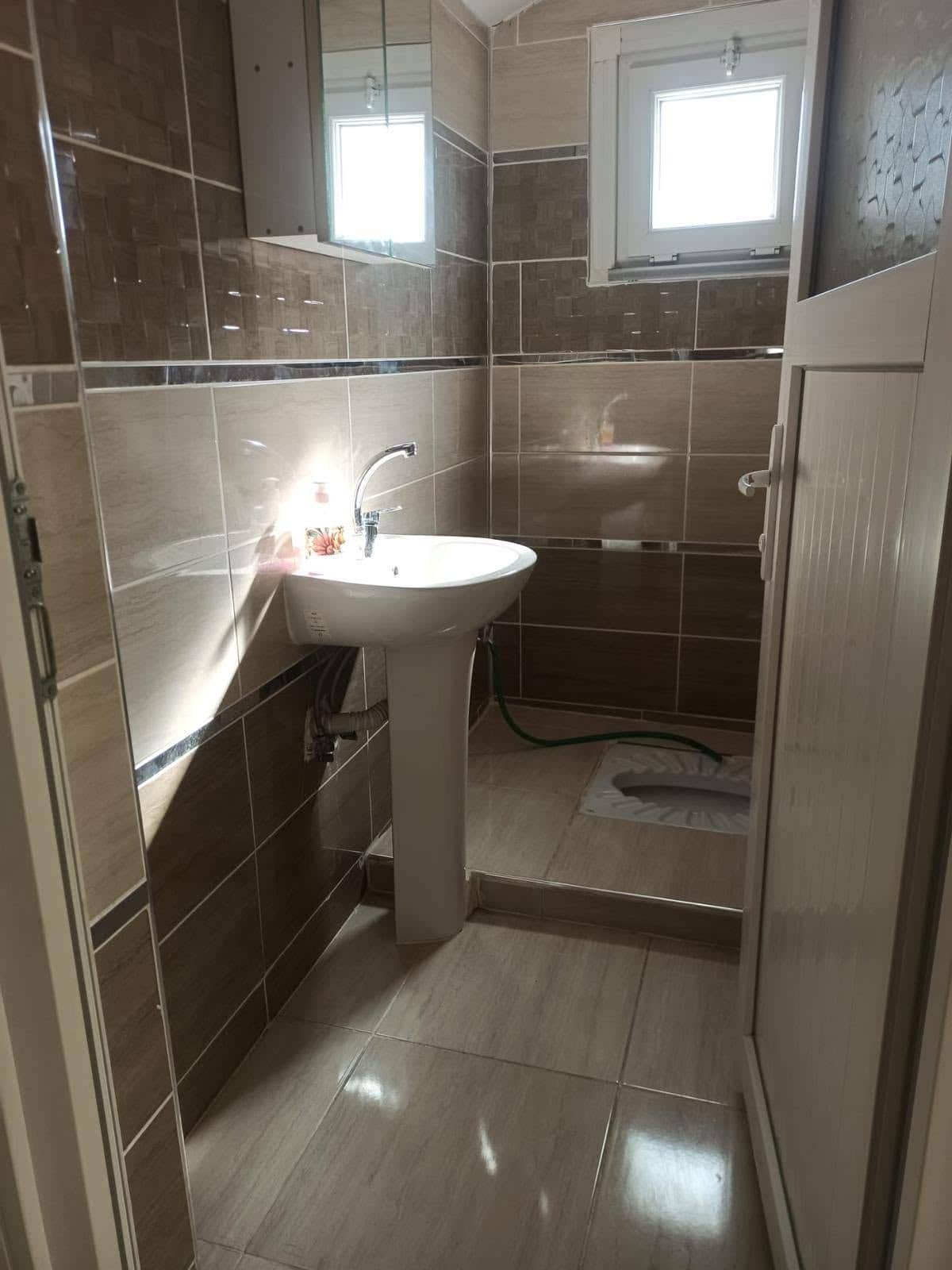 Koyu kahverengi modern banyo